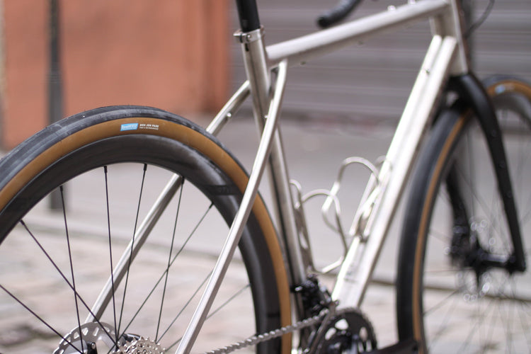 chiru-bikes-velo-ultra-distance-gravel-endurance-vtt-titane-carbone-baroudeur-cycles-revendeur-lyon