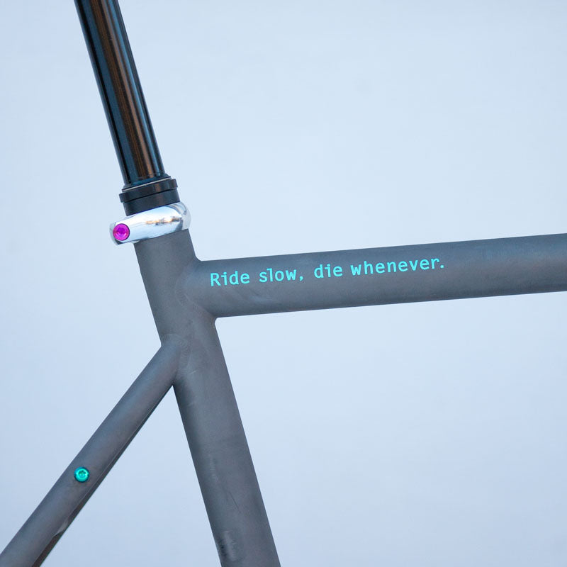 Sticker Stridsland - Ride slow, die whenever.