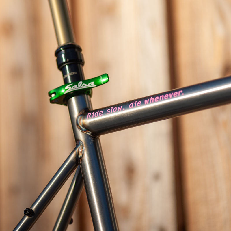 Sticker Stridsland - Ride slow, die whenever.