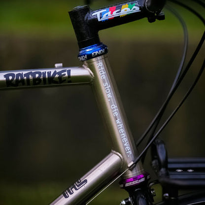 Sticker Stridsland - Ride slow, die whenever.
